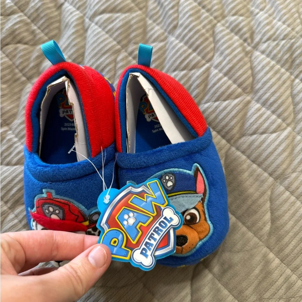 New with tags Kid’s Size 7-8 Paw Patrol Blue and Red Character Slippers